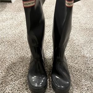 Hunter grey tall boots with fleece liners. Worn once.
